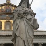 Statue de Saint-Paul dans la cour de Saint-Paul hors les murs à Rome