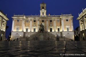 La Place du Capitole en soirée à Rome