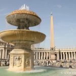 Foto della fontana in Piazza San Pietro di Roma