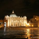 Foto notturna della Piazza San Pietro