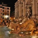 Vue en soirée de la Fontaine de Trevi à Rome