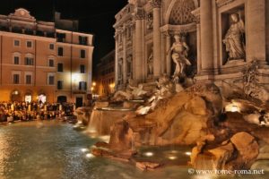 La Fontaine de Trevi de nuit à Rome