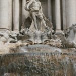 La statue Océan de la Fontaine de Trevi à Rome et les rochers