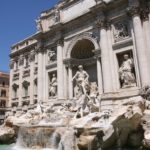 Fontaine de Trevi de côté à Rome