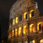 Foto notturna del Colosseo