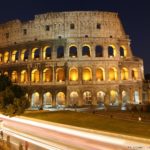 Foto notturna del Colosseo