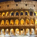 Foto del Colosseo di notte