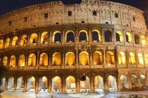 Photo Colosseum by night in Rome