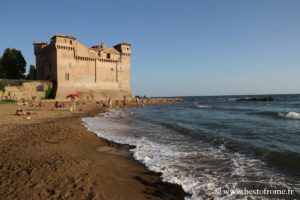 Plage de santa severa et château à santa marinella