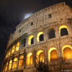 Le Colisée à Rome avec la lune de nuit