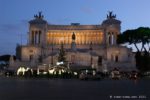 Foto del monumento a Vittorio Emanuele II di sera