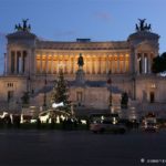Foto del monumento a Vittorio Emanuele II di sera