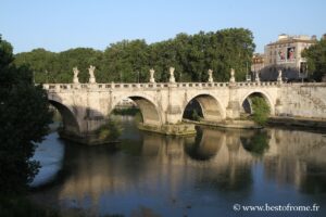 Die Engelsbrücke und ihre barocken Statuen auf dem Tiber