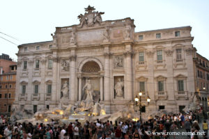 La Fontaine de Trevi à Rome : vue d'ensemble
