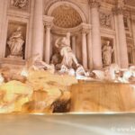 Fontana di Trevi la sera a Roma