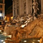 Fontana di Trevi la sera a Roma