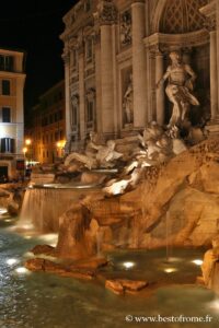 Fontana di Trevi la sera a Roma