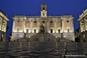 Piazza del Campidoglio a Roma di sera