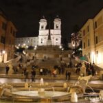 Place d'Espagne de nuit à Rome avec la Trinité des Monts