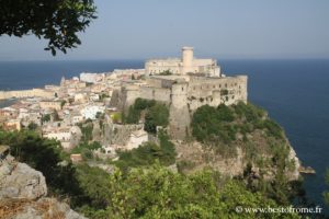 Foto di Gaeta con i castelli ed il mare