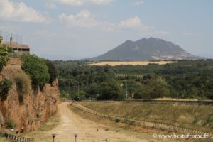 Vue sur le mont soracte depuis Civita Castellana