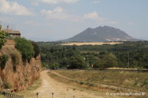 Foto del Monte Soratte visto da Cività Castellana