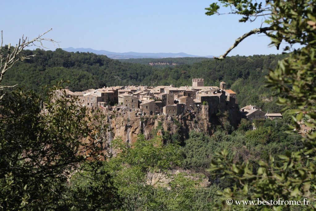 Calcata vue depuis le site de Narce