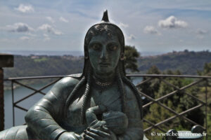 La Grande Madre, die Große Mutter, Nemi Dorf und See in den Castelli