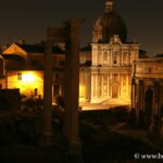 Panorama sur le Forum romain de Rome de nuit