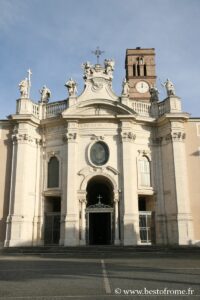 Fassade der Santa Croce in Gerusalemme in Rom