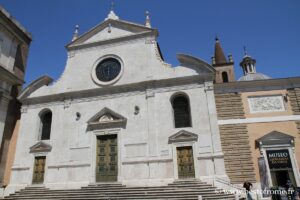 Fassade der Basilika Santa Maria del Popolo in Rom
