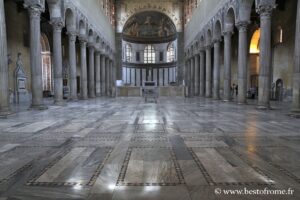 Innenraum der Basilika Santa Sabina in Rom