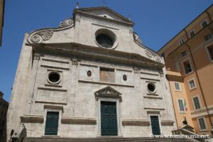 Photo de la façade de la Basilique Saint-Augustin à Rome