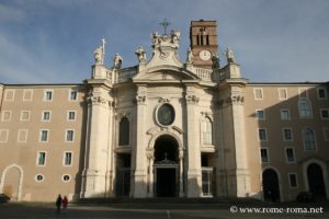 Photo de la façade de l'église de Sainte-Croix de Jérusalem à Rome