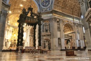 Photo de l'intérieur de la basilique Saint-Pierre de Rome avec le baldaquin