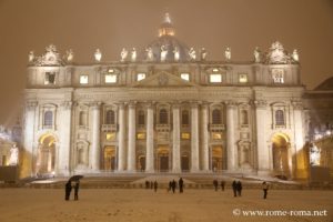Façade de la basilique Saint-Pierre de Rome sous la neige