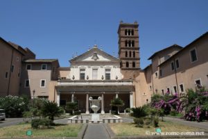 Façade et cour de la basilqiue Sainte Cécile à Rome