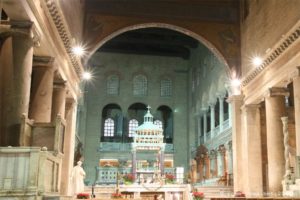 Photo de l'intérieur de la basilique Saint-Laurent hors les murs