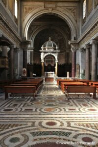 Innenraum von San Crisogono in Rom