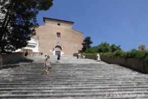 Treppe und Fassade von Santa Maria in Aracoeli in Rom