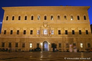 Façade du Palais Farnèse à Rome en soirée