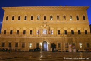 Foto der Fassade des Palazzo Farnese in Rom