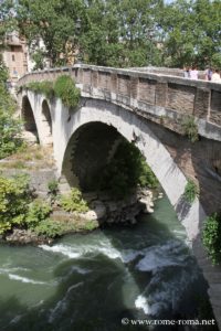 Pont Fabricius menant à l'Île Tibérine