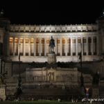 Foto del monumento a Vittorio Emanuele II di notte
